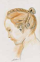 Fillette aux nattes de profil Saly au crayon orange Fillette aux nattes de profil Saly au crayon orange