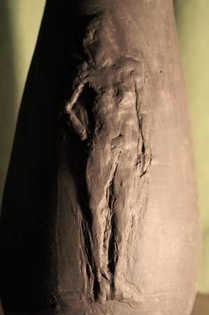 Détail du vase sculpture personnage féminin en bas relief