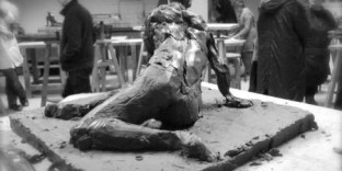 Sculpture modèle femme ronde bosse en terre- 6