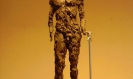 Ebauche de sculpture réalisée en boulette de terre pose debout de Frederico de face