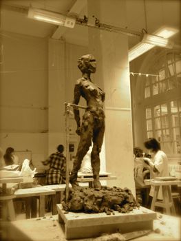 Sculpture de Marion pose debout en terre argileuse de trois quart