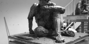 Sculpture en ronde-bosse modelage en terre argileuse