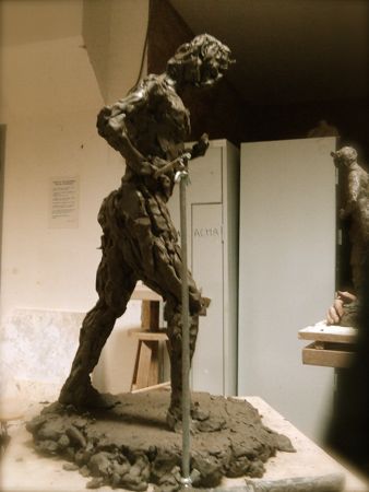 Pose dynamique sculpture homme en argile