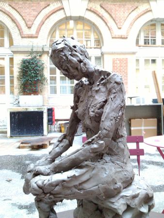 Terre argileuse femme assise sculptée