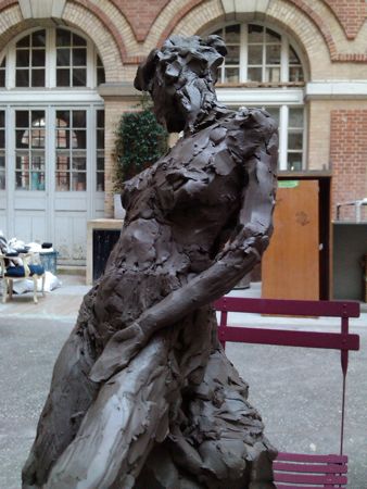 Femme sculptée en terre glaise 