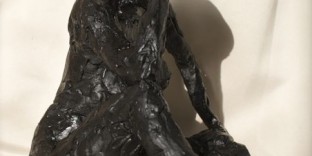 Petite statuette femme assise patine noire