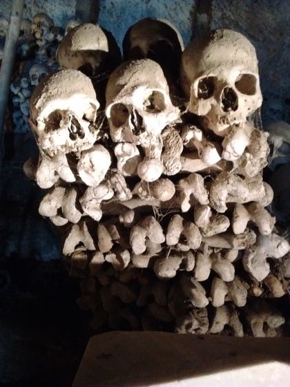 Ossuaire crânes empilés de femmes et hommes