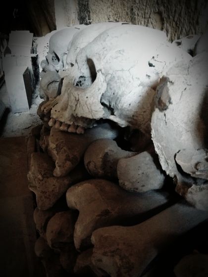 Plusieurs crânes cimetière des Fontanelles Naples