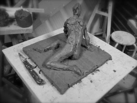 Sculpture modèle femme ronde bosse en terre- 1