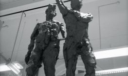 2 sculptures du modèle Bruno en terre à modeler de dos en contreplongée