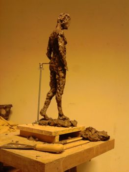 Ebauche de sculpture réalisée en boulette de terre pose debout de Frederico de profil