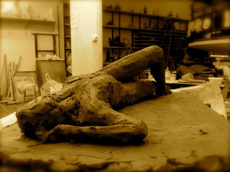 Modelage en terre argile sculpture ronde-bosse femme pose à terre