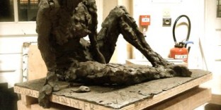 Argile sculpture en terre femme assise