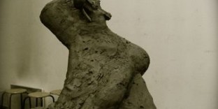 Pied mercure sculpture en argile vue de coté