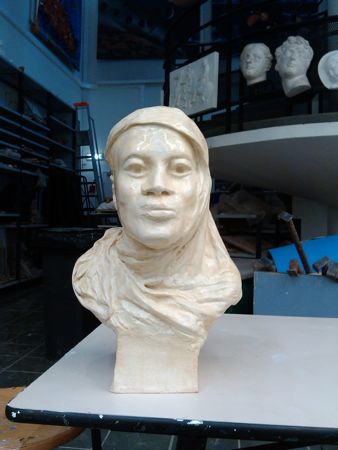 sculpture portrait plâtre vierge noire vue de face