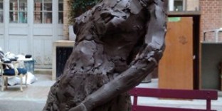 Femme sculptée en terre glaise
