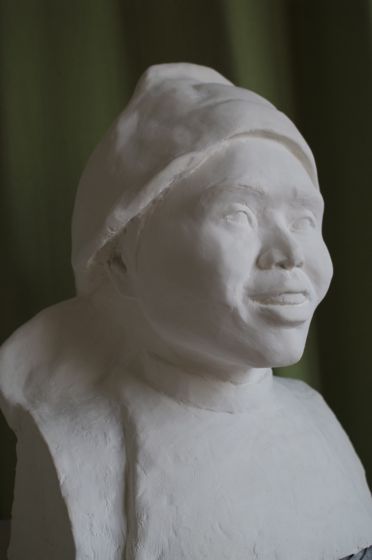 Ethnie Mong buste sculpture