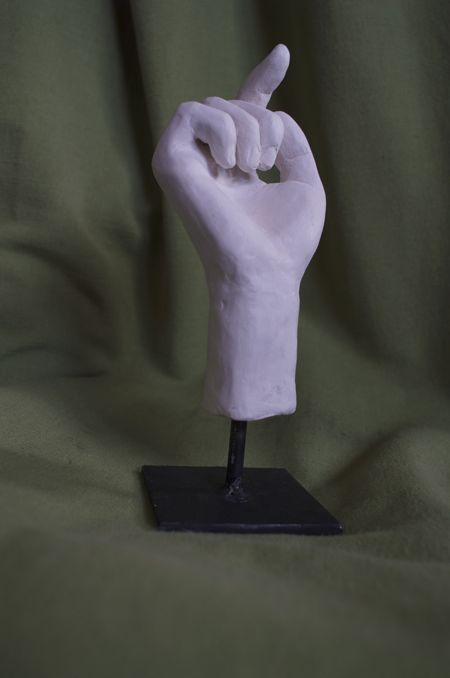 Main terracotta de femme