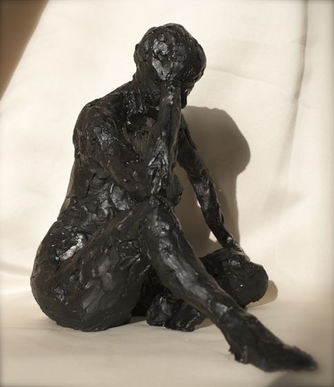 Petite statuette femme assise patine noire