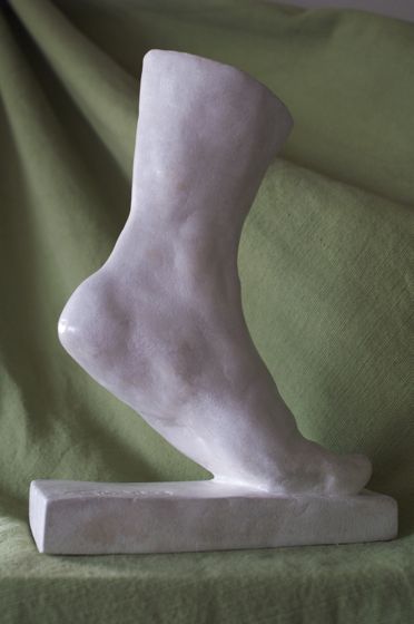Sculpture pied terre cuite patinée